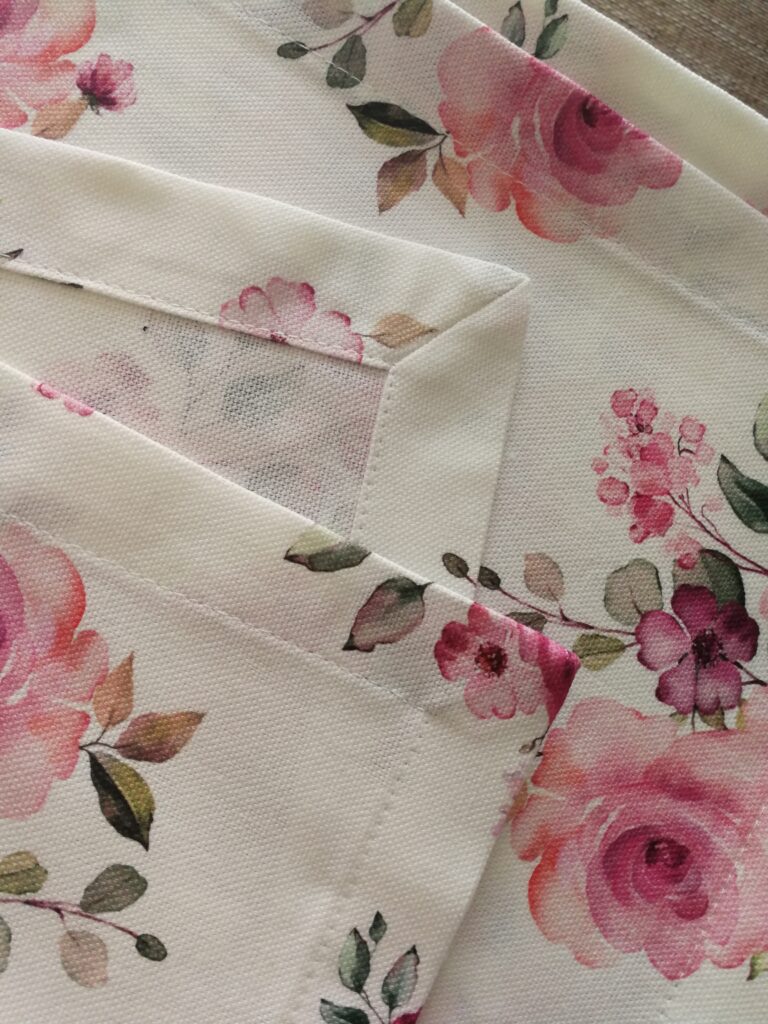 Tűzzük le a behajtást a nyitott szélénél 1 mm szélességben!